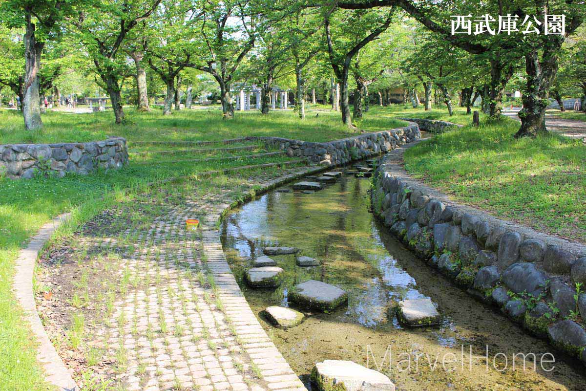 西武庫公園の徒渉池。安心して水遊びができます
